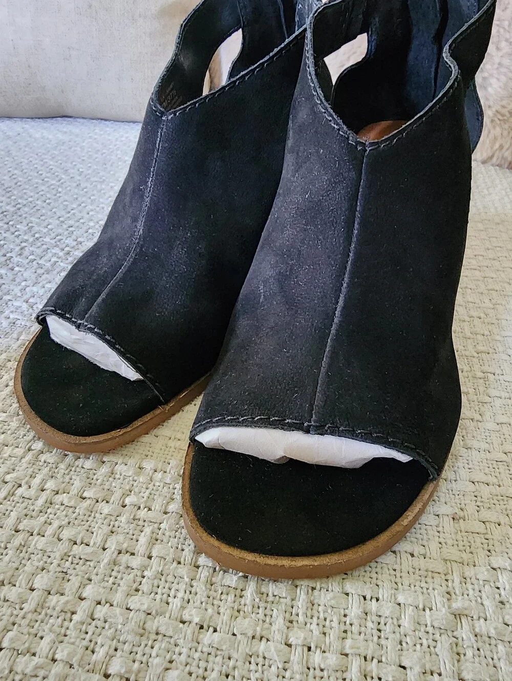 EUC Lucky Brand Saimy Zippered Black Leather Heel